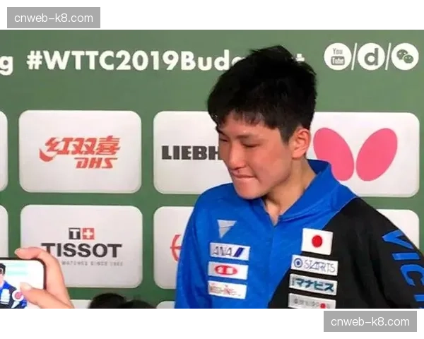 张本智和首局穿错队友球衣：比赛暂停换装，最终3-2险胜陈俊菘