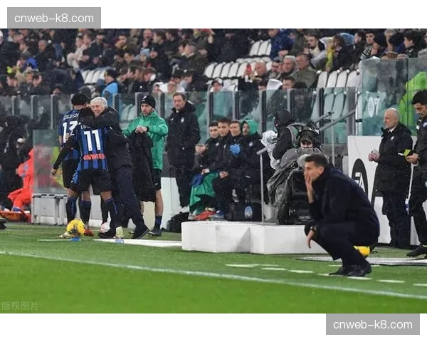 终场哨响,尤文图斯球员掩面失落加时赛出局 终场哨响,尤文图斯球员掩面失落加时赛出局
