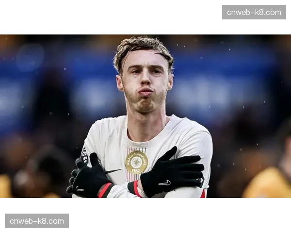 镜头特写：狼队门将多次神扑后，激动捶打自家门柱